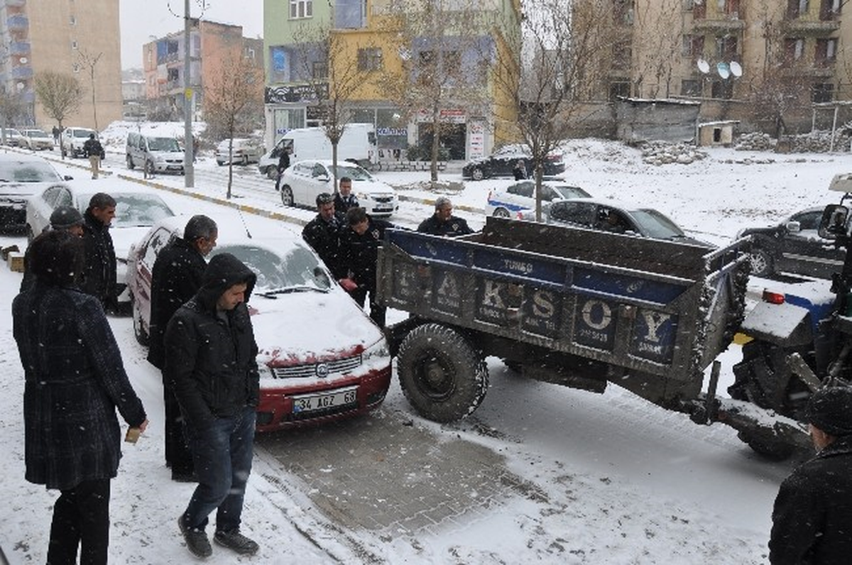 Trafik Polisleri Sürücülerin Yardımına Yetişti