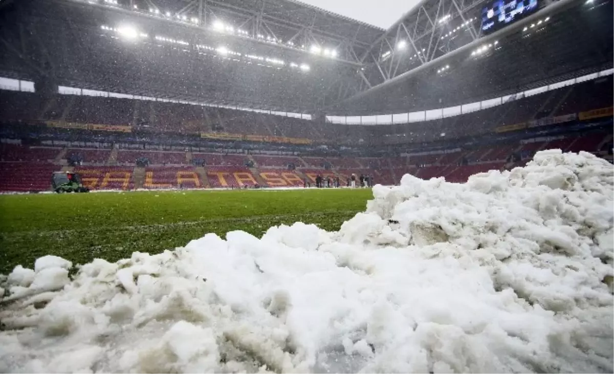 Tt Arena\'da Kar Temizleme Çalışmaları Sürüyor