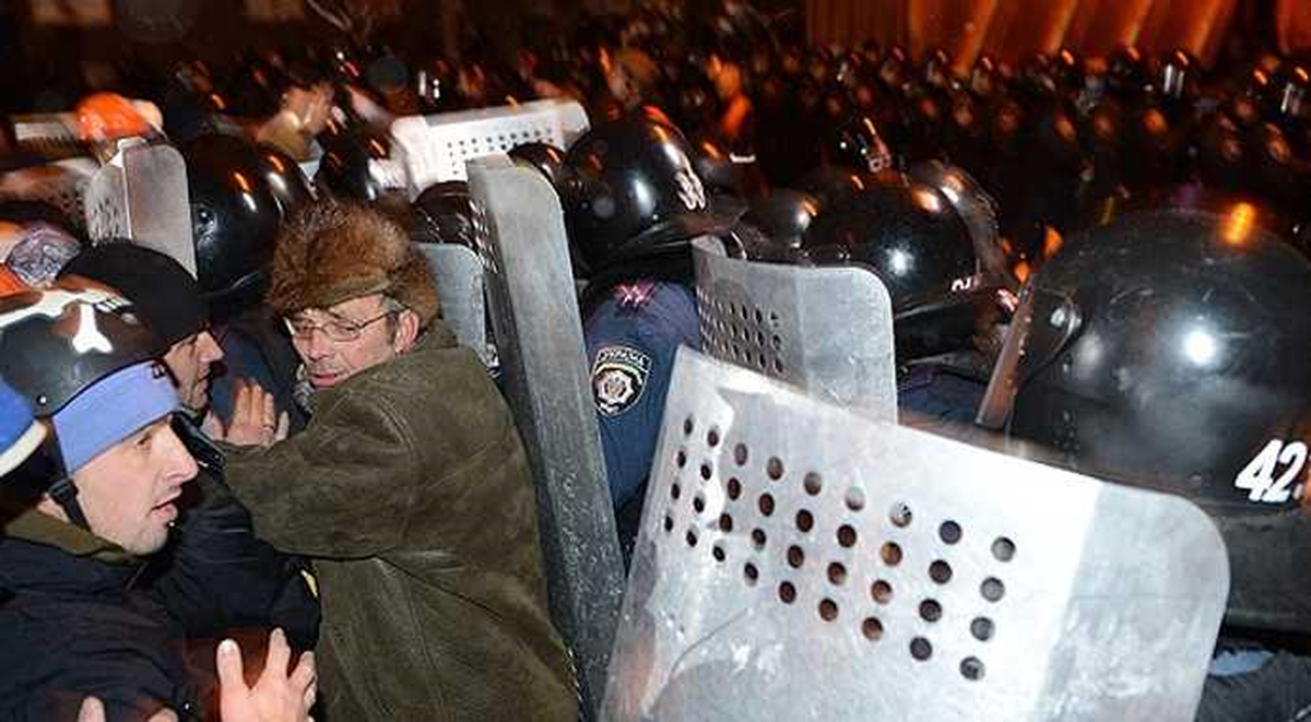 Ukrayna\'da Göstericilere Polis Müdahalesi