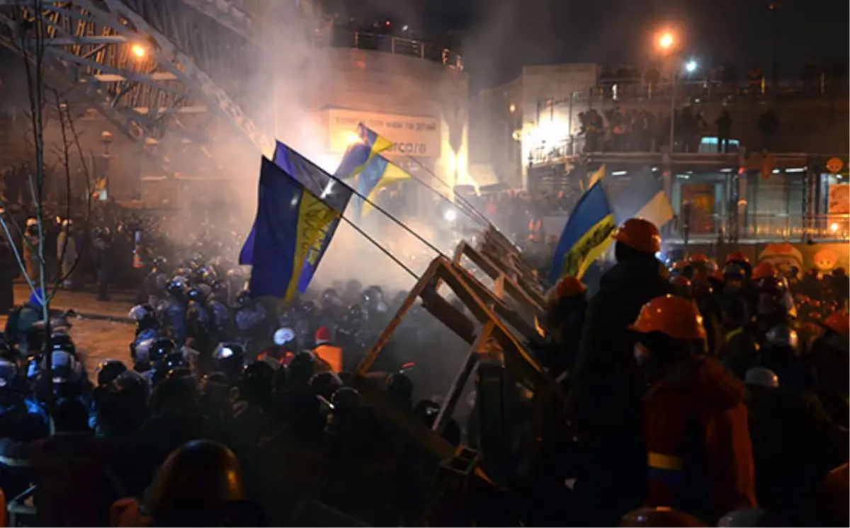 Ukrayna\'da Polisin Müdahalesi Protesto Edildi