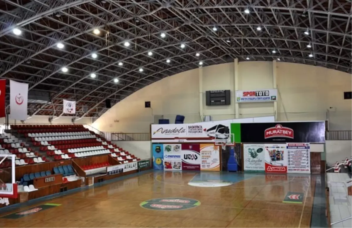 Uşak Atatürk Spor Salonu Sağlam Çıktı