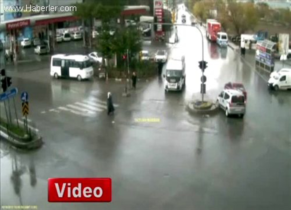 Tatvan\'da Yola Fırlayan Küçük Çocuk Ölümden Döndü