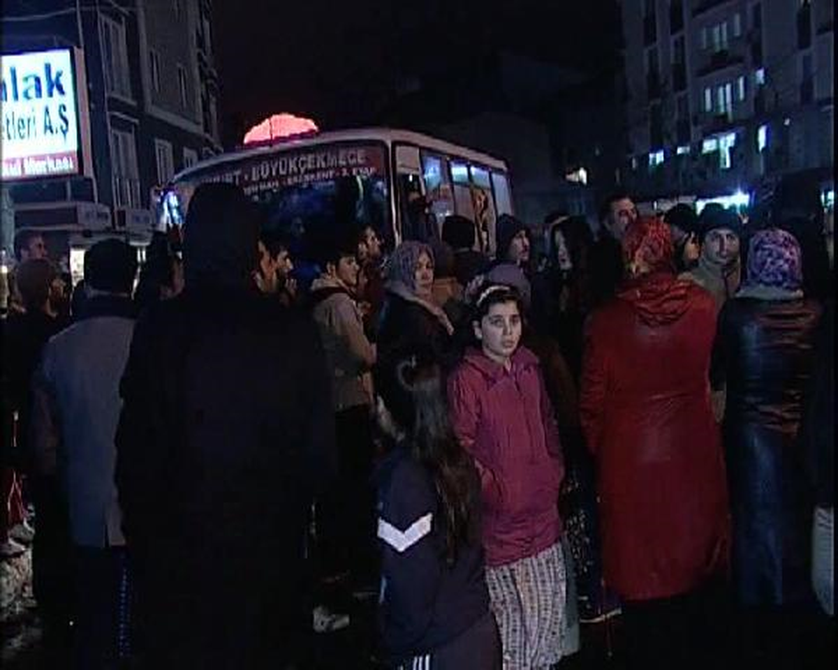 4 Gündür Elektrik Kesintisi Yaşayan Mahalleli, Yolu Trafiğe Kapattı
