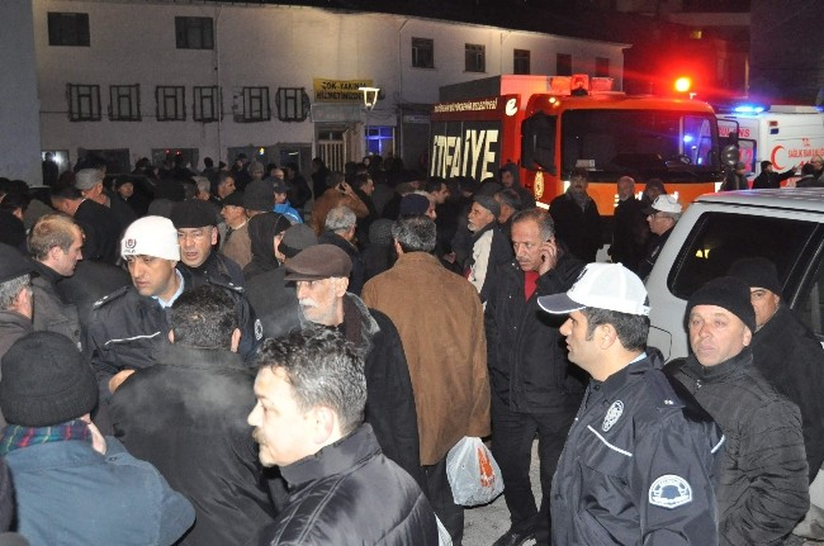 800 Kişinin Katıldığı Genel Kurul\'da Salonun Tavanı Çöktü