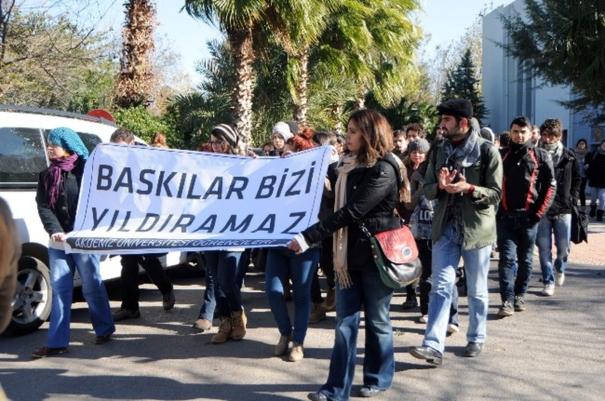 Akdeniz Üniversitesi\'nde Uzaklaştırma Cezası Protesto Edildi