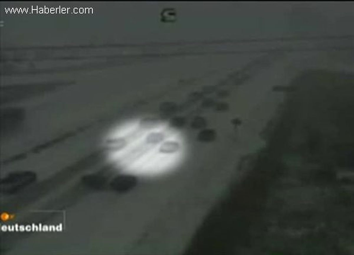 Amerika\'da Yollar Buz Pisti Gibi