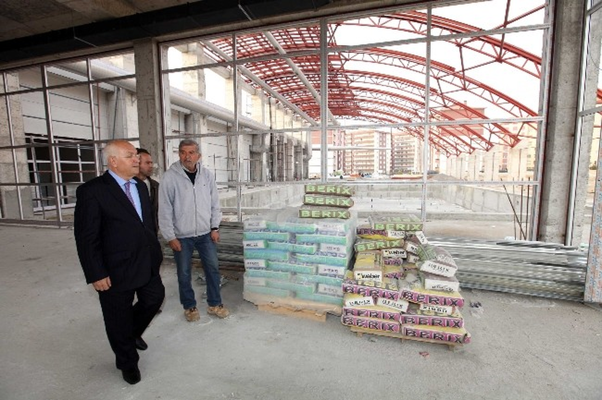 Başkan Yaşar Yarı Olimpik Havuz İnşaatını Denetledi