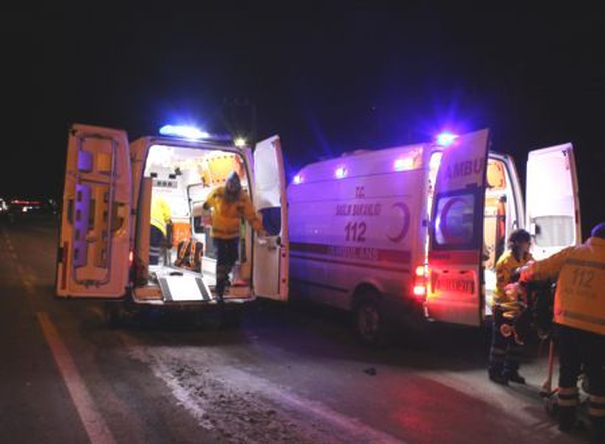 Konya\'da Buzlanan Yolda Kayan Ambulans Kaza Yaptı