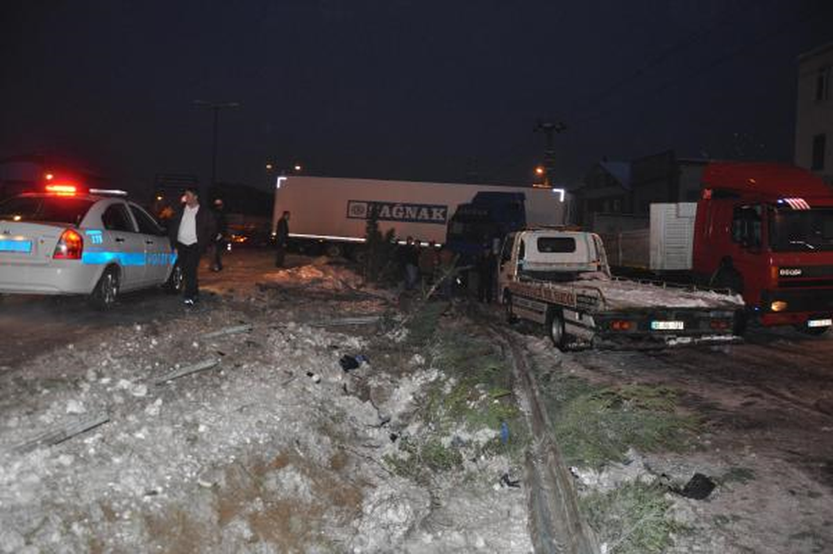 Düzce\'de Buzlu Yolda Kayan Tır İki Araca Çarptı: 1 Yaralı