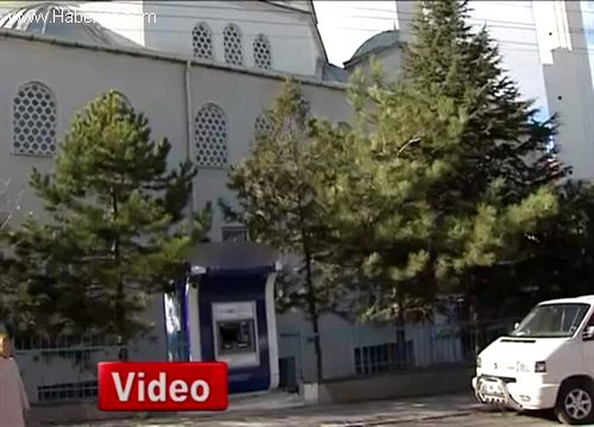 Cami Önüne Konulan Atm Cihazı Cemaati İkiye Böldü
