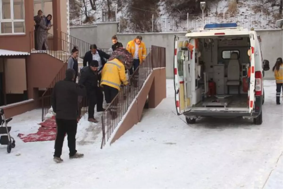 Çelikhan\'da Hafif Ticari Araç Devrildi: 5 Yaralı