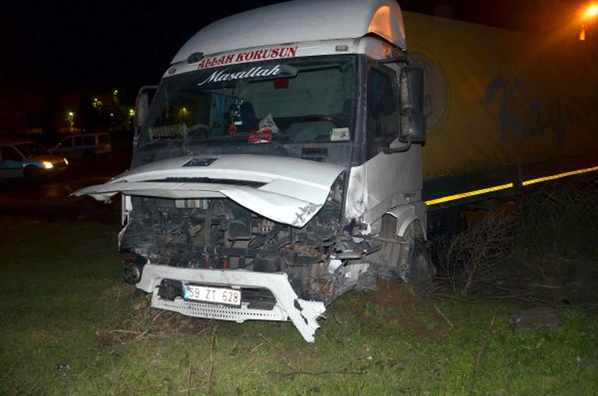 Çorlu\'da Tır Otomobile Çarptı: 1 Yaralı