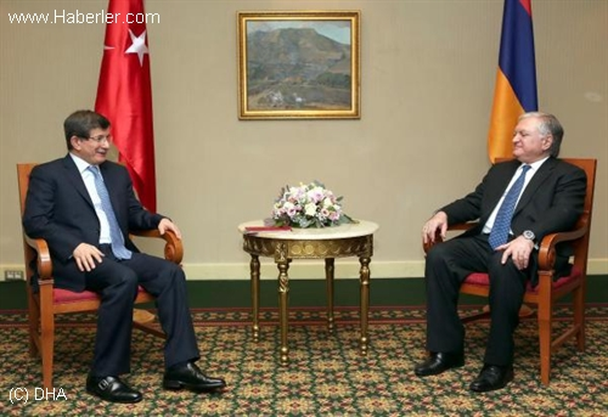 Dışişleri Bakanı Davutoğlu Ermenistan\'da