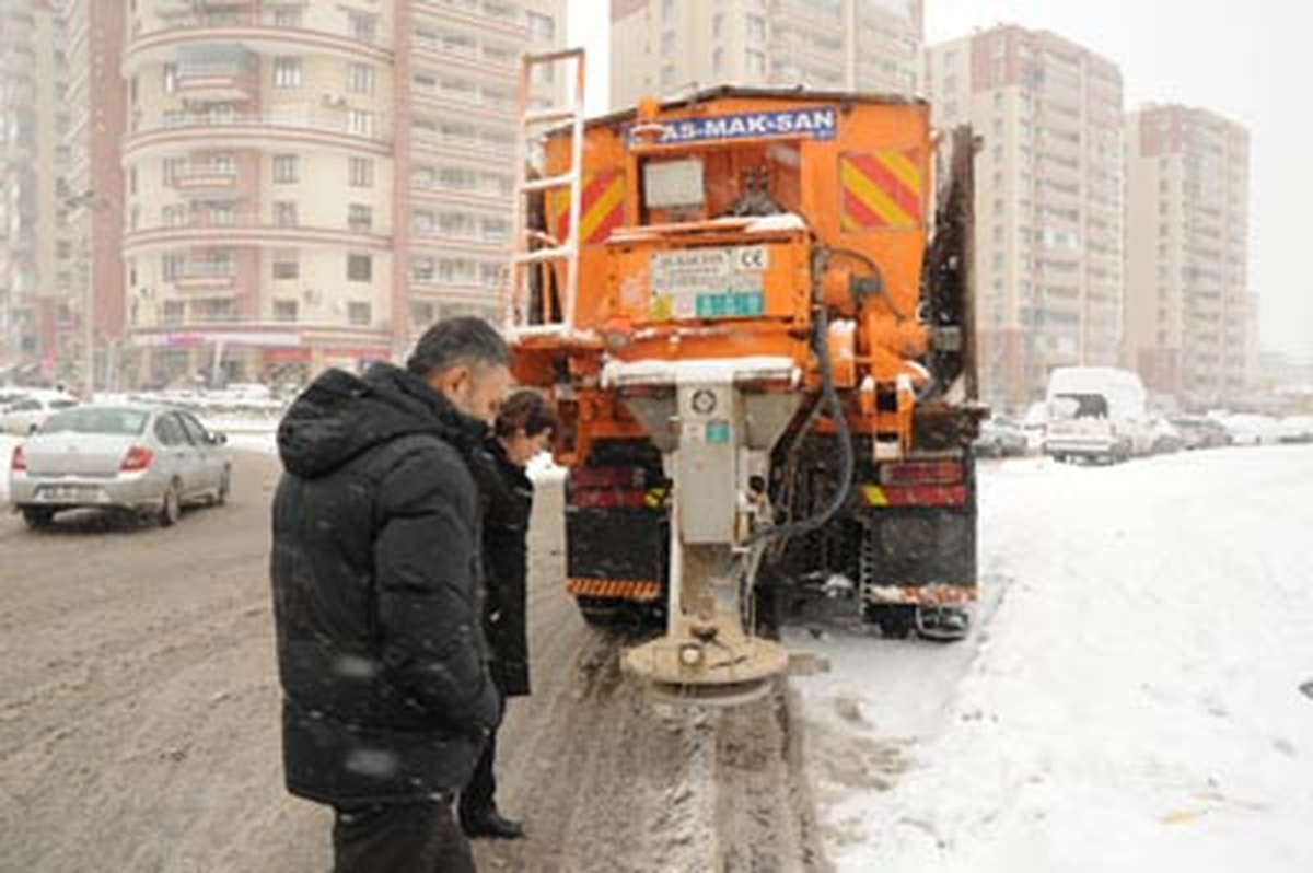 Diyarbakır\'da Karla Mücadele Çalışması Aralıksız Yürütülüyor