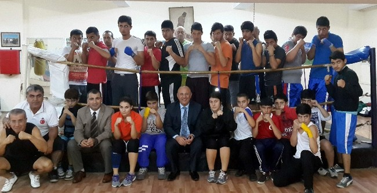 Dr.hacıcaferoğlu, Boks Kış Okulu\'nu Ziyaret Etti.