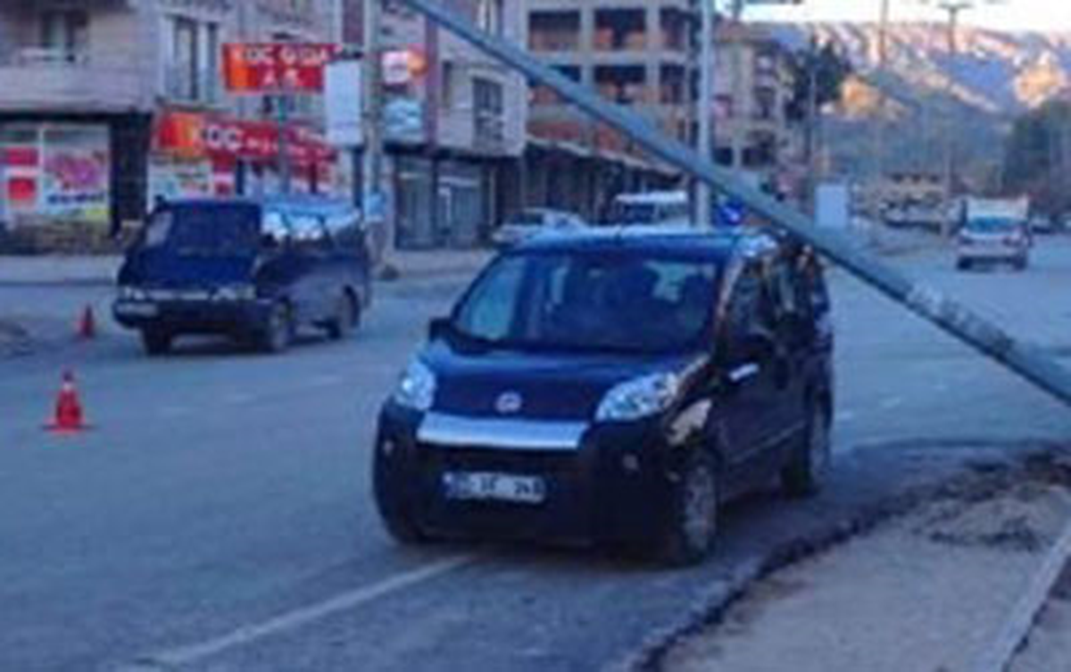 Elektrik Direği Otomobilin Üzerine Devrildi