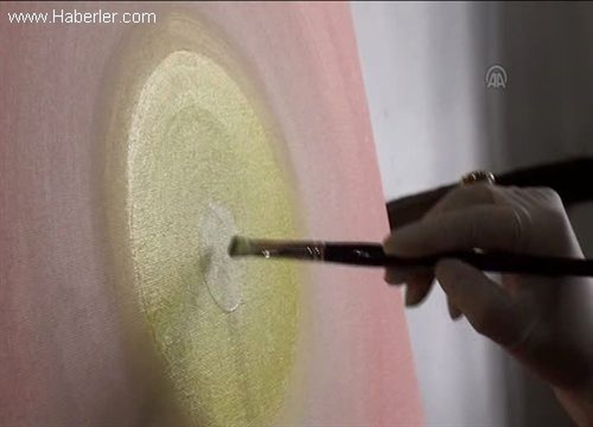 Eşine kızıp resim atölyesi açan ev kadını ressam, 400 kadın yetiştirdi