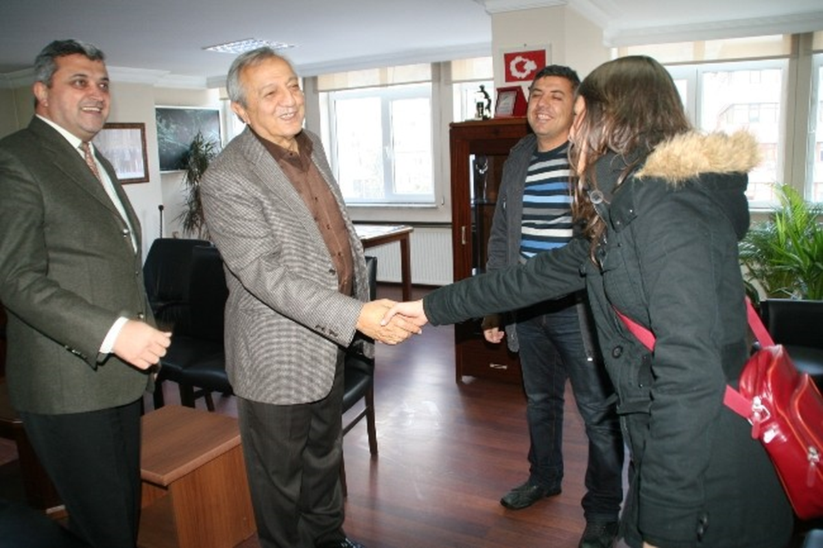 Genç Kızlar Hentbol Takımından Başkan Semerci\'ye Ziyaret