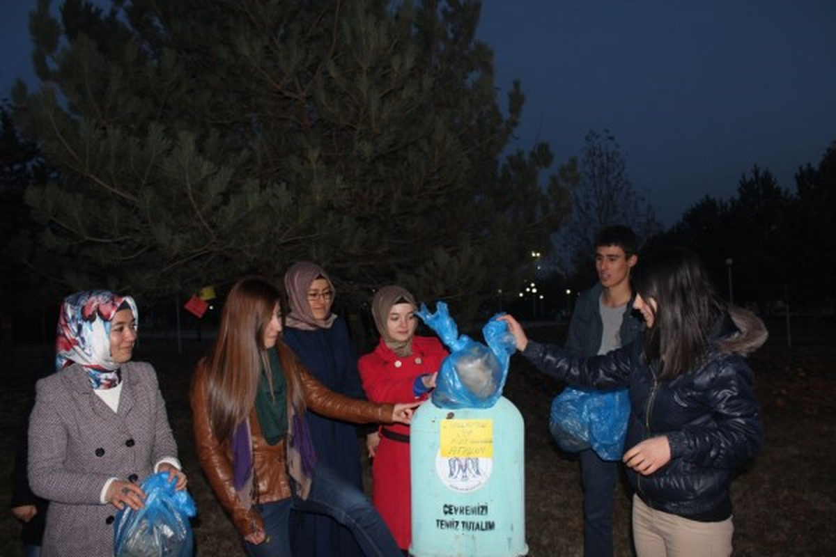 Gençler Çevre Temizliği Çalışması Yaptı