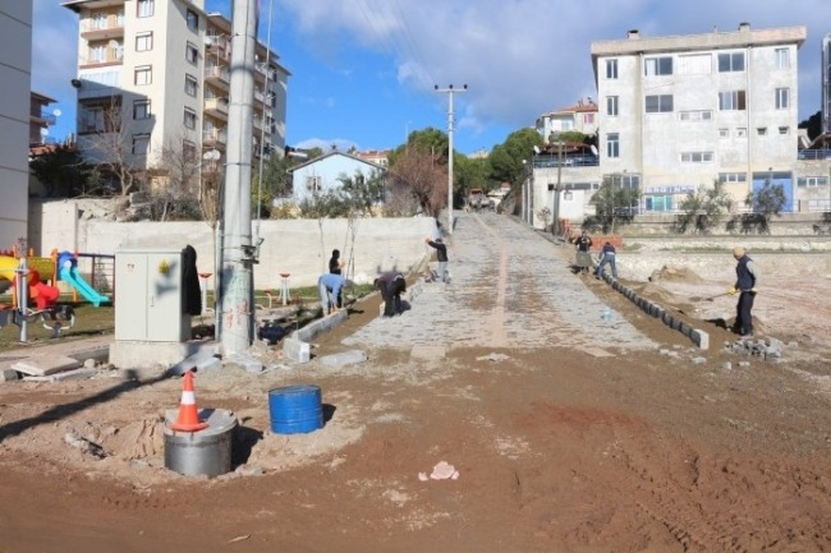 Gördes TOKİ Konutlarının Çevre Düzenleme Çalışmaları Sürüyor