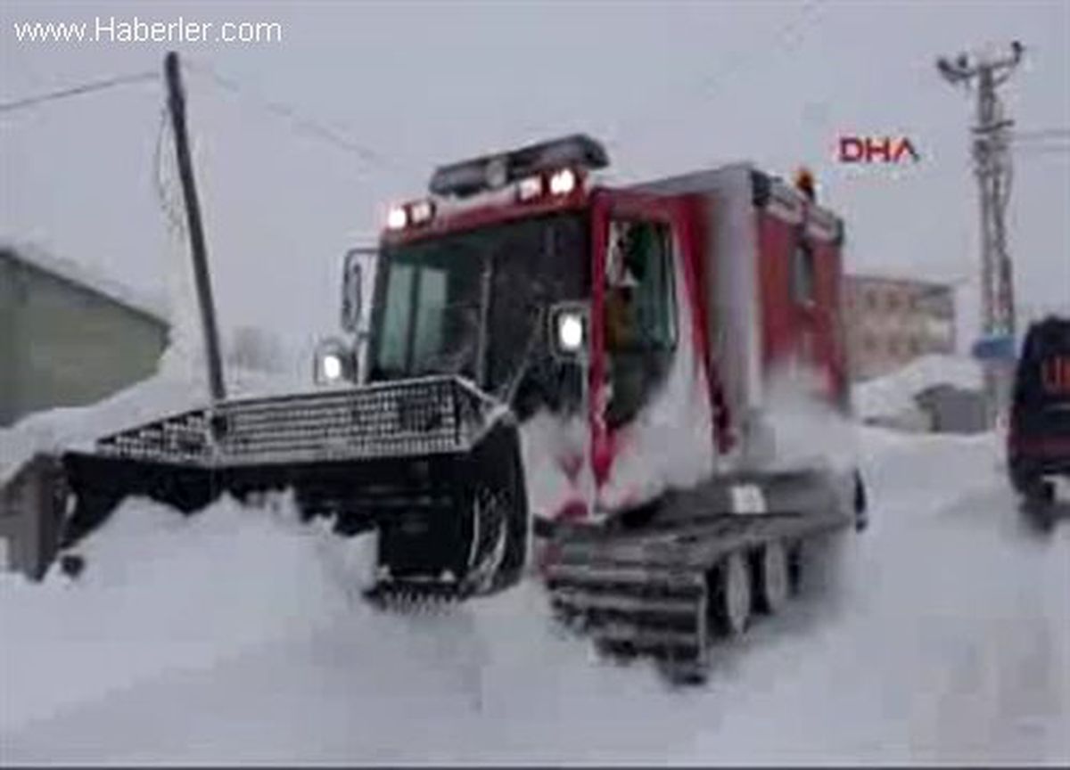 Hakkari? de Diyaliz Hastası Paletli Kar Aracı ile Kurtarıldı