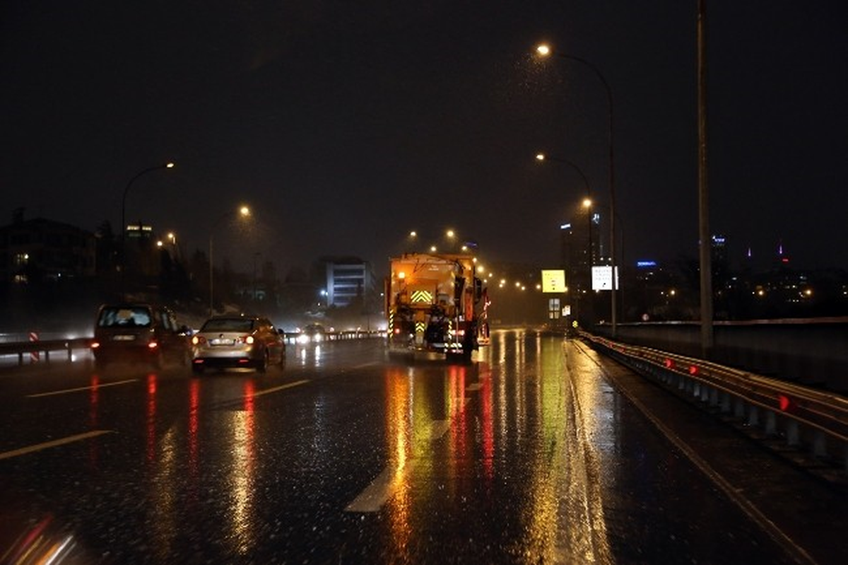 İBB, 3 Bin 320 Personelle Karla Mücadele Etti