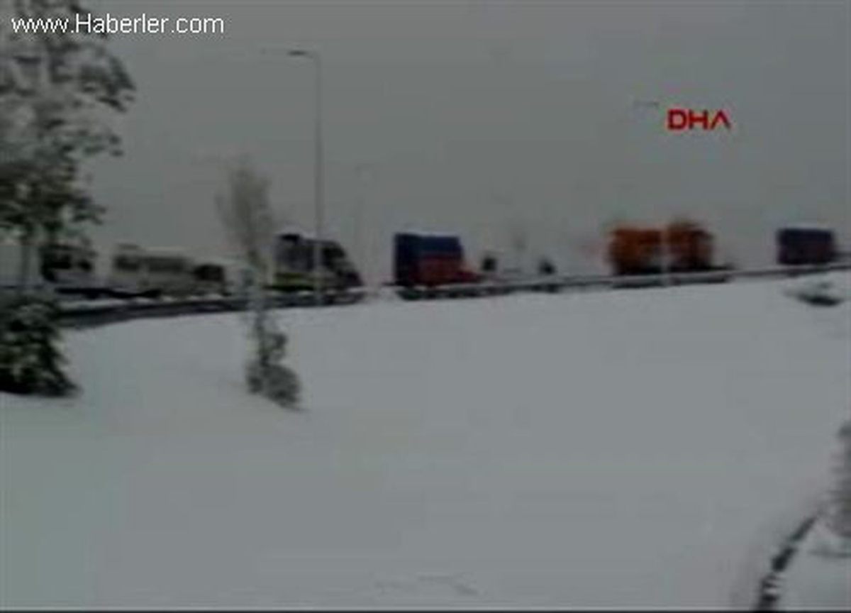 İett Otobüsü Buz Tutan Yolda Kaldı