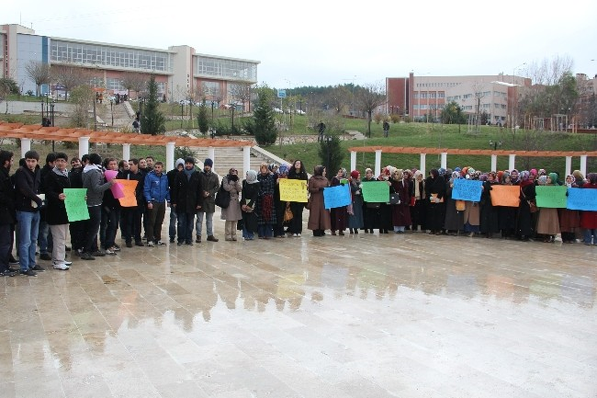 İlahiyat Öğrencileri Eylem Yaptı