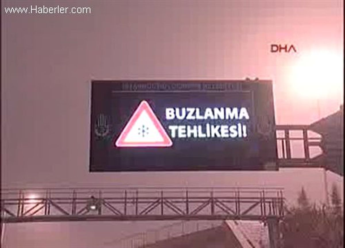* İstanbul\'da 2 Gün Önce Yağmaya Başlayan Kar, Gece Boyunca Devam Etti.