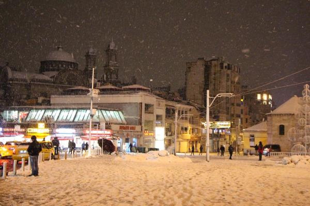 Kar Yağdı İstanbul\'da Hayat Durdu
