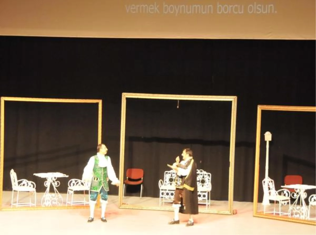 İzmir Tiyatro Festivalinde Kürtçe Oyun Sahnelendi