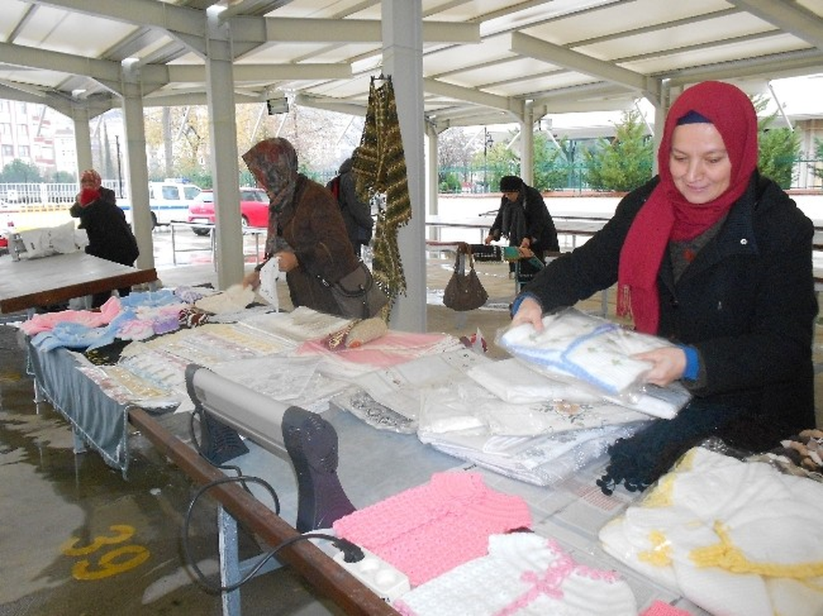 İzmit\'te El Emeği Pazarına Büyük İlgi