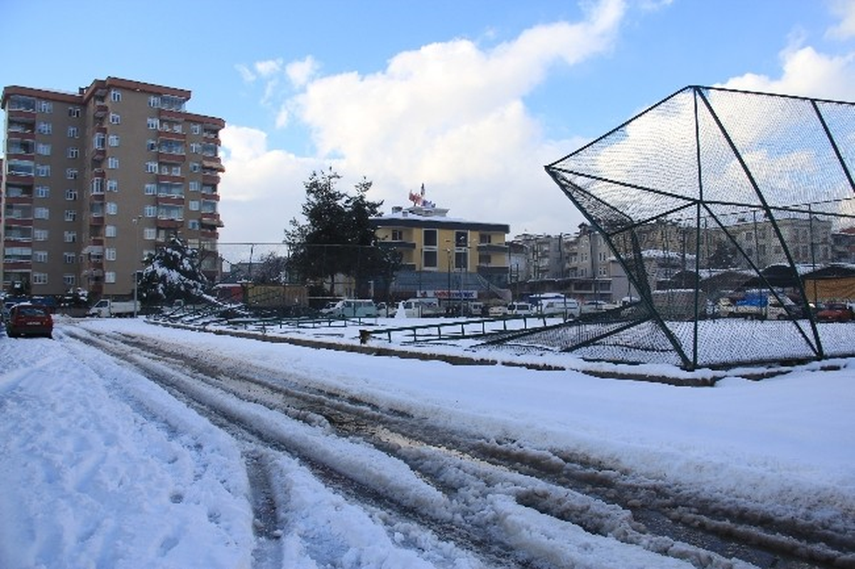 Kar, Halı Sahalara Zarar Verdi