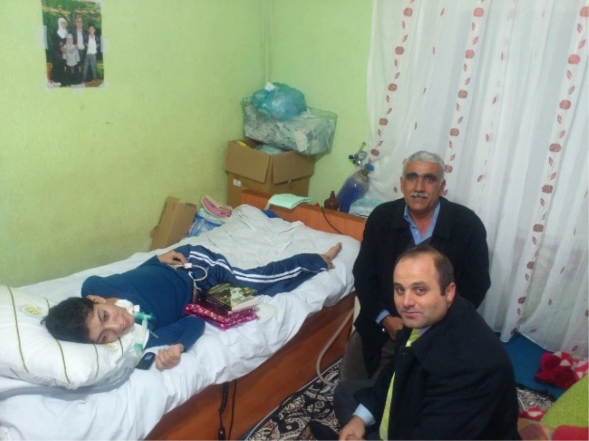 Kaymakam Kaya\'dan Kas Erimesi Hastası Kardeşlere Ziyaret