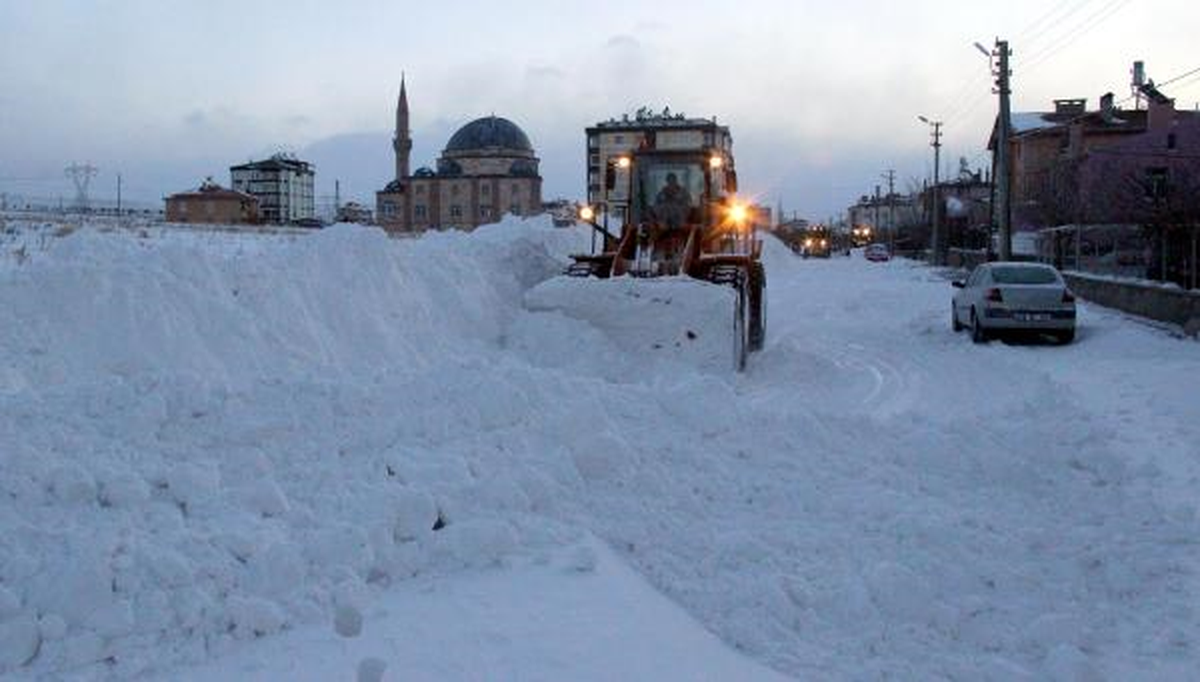 Kayseri\'de Kar Yağışı Yolları Kapattı