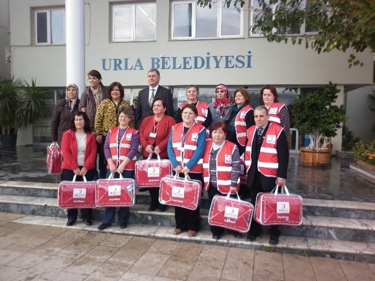 Kızılay Urlalı İhtiyaç Sahiplerini Yalnız Bırakmıyor