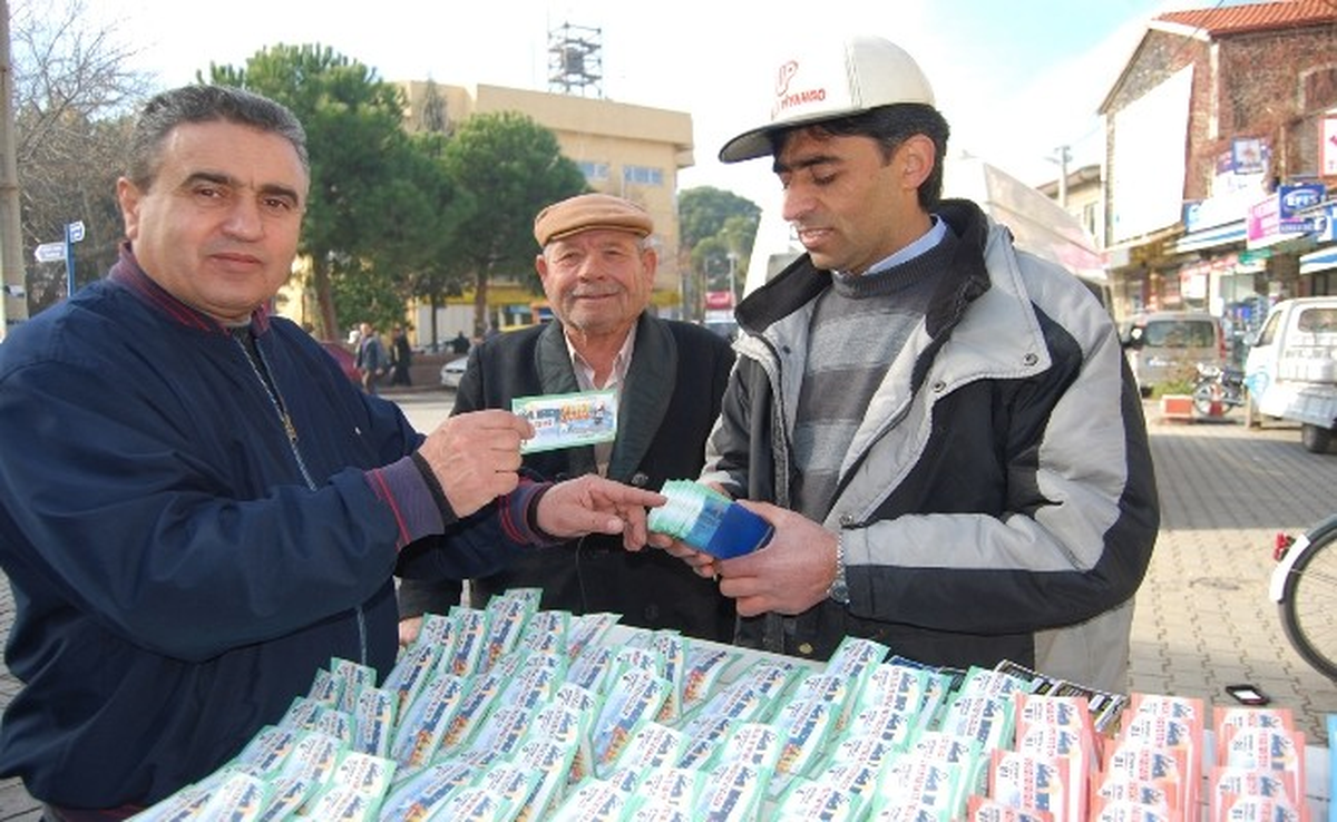 Kula\'da Milli Piyango Yılbaşı Biletlerine Yoğun İlgi