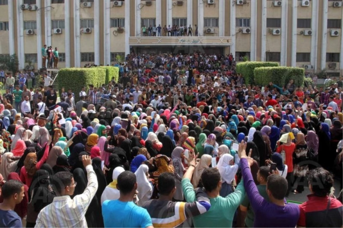 Mısır\'da Öğrenci Gösterileri