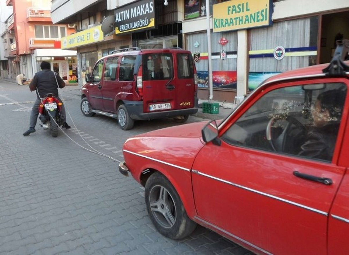 Motor Üstünde Göğsüne Bağladığı Urganla Otomobili Çekti