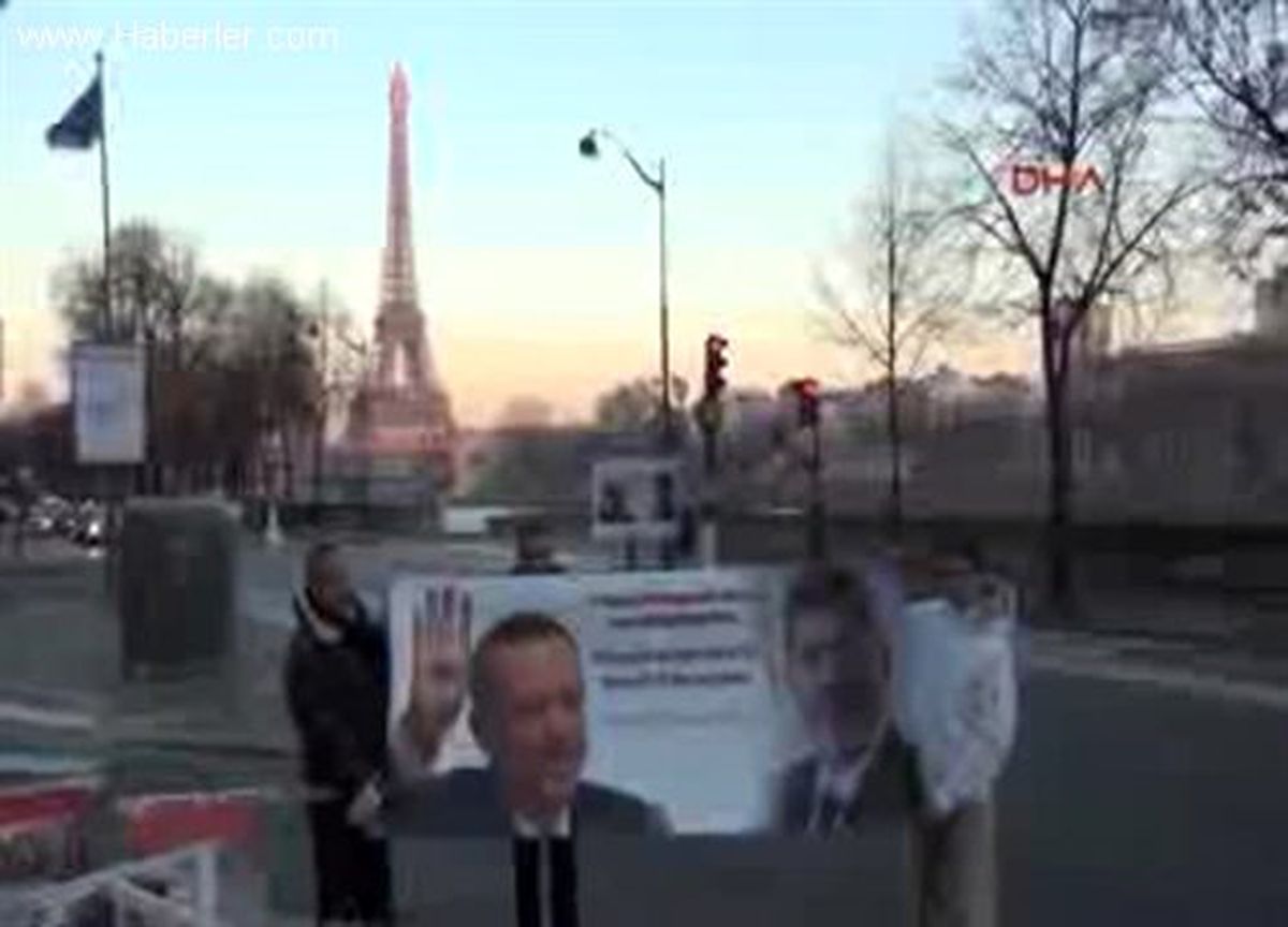 Mursi Yandaşlarından Paris\'te Erdoğan\'a Afişli Teşekkür