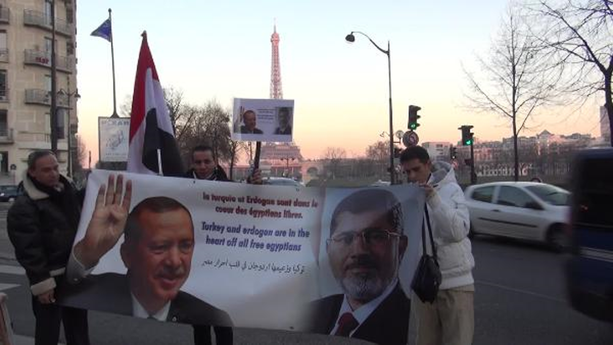 Mursi Yandaşlarından Paris\'te Erdoğan\'a Afişli Teşekkür
