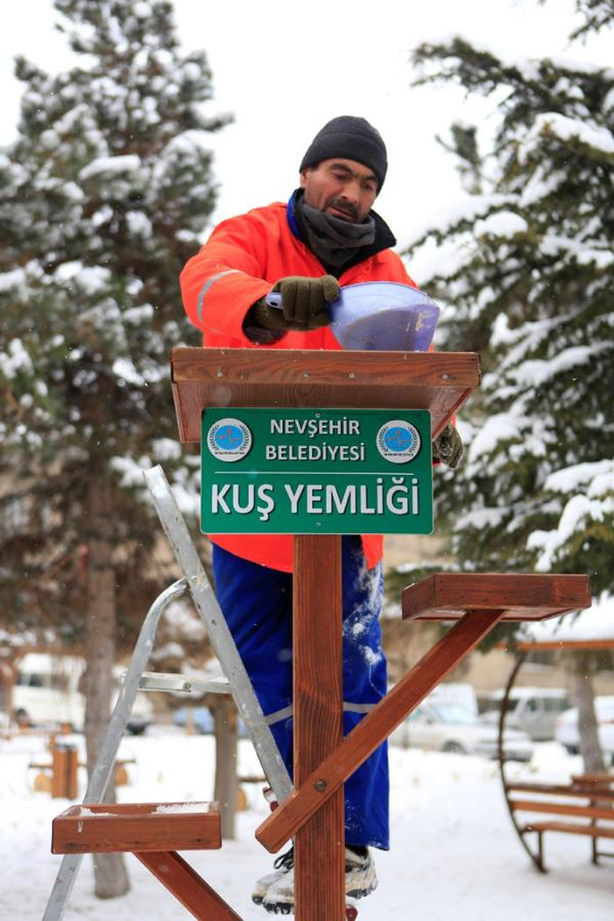 Nevşehir Belediyesi\'nden Kuşlara Yem