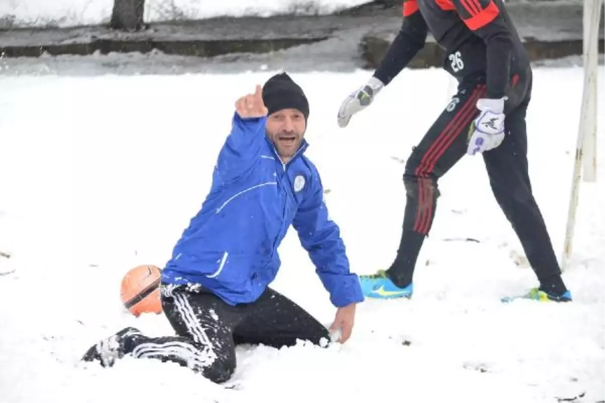 Orhangazispor Karla Kaplı Zeminde Çalıştı