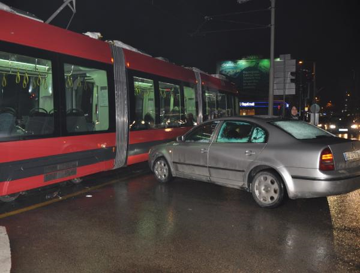 Otomobil, Tramvaya Çarptı
