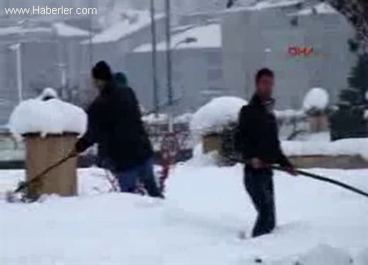 Rize\'de Halı Sahanın Çatısı Çöktü, Belediye \'Ağaç Kurtarma Timi\' Oluşturdu