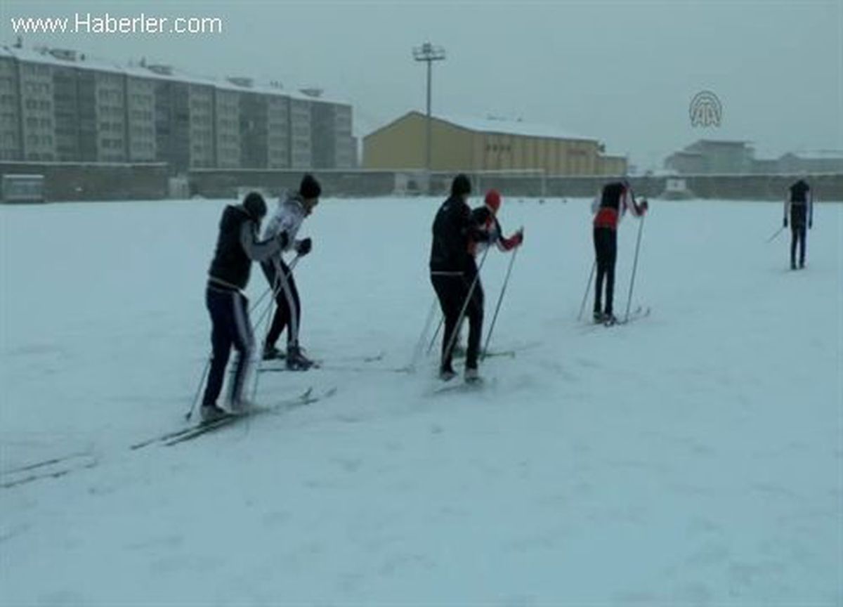 Şehir stadyumu kayak pisti oldu