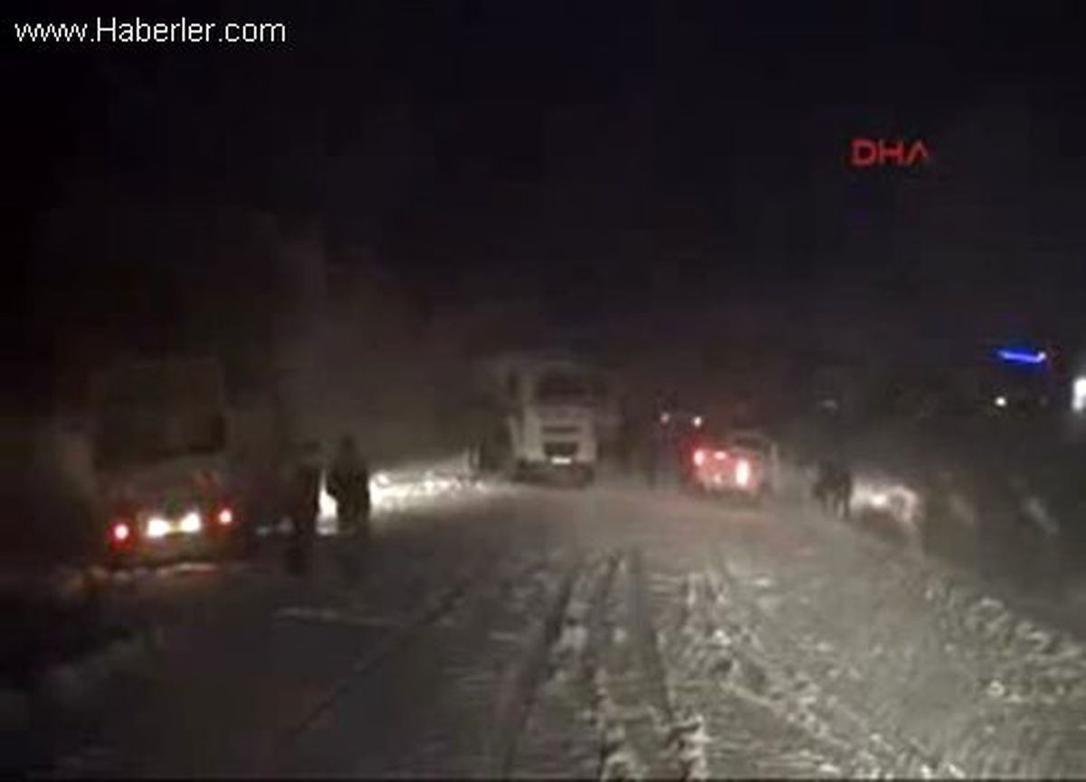 Şırnak\'ta Kar Nedeniyle Kapanan Yolda Onlarca Araç Mahsur Kaldı
