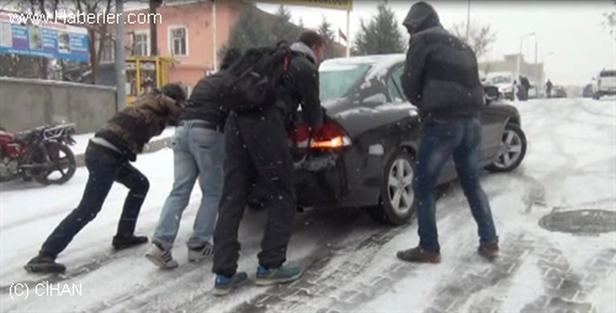 Şırnak\'ta Kar Yağışı Hayatı Olumsuz Etkiliyor