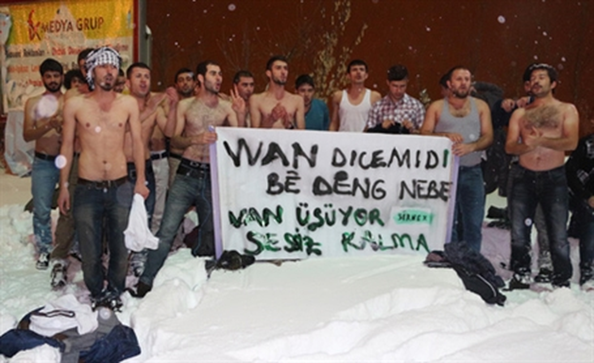 Şırnaklı Gençlerden Yarı çıplak \'Van Üşüyor\' Eylemi