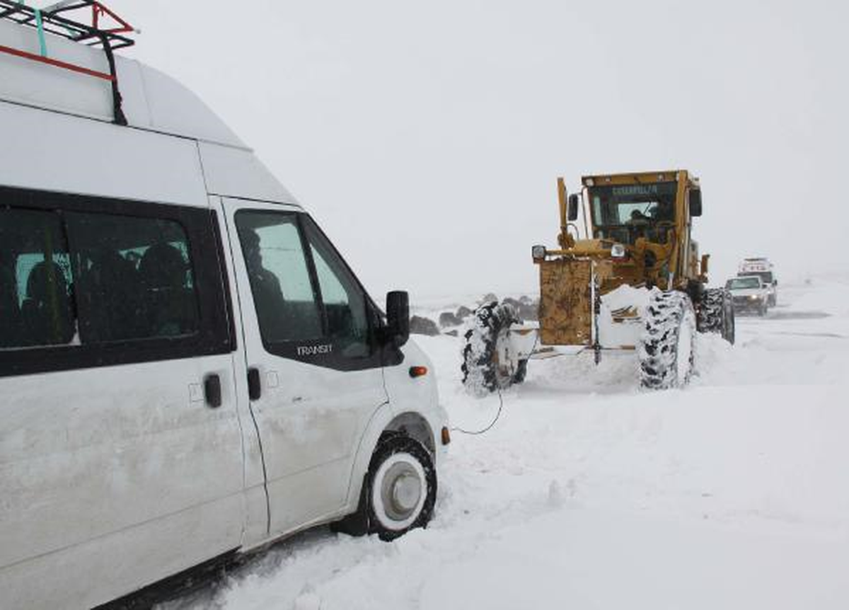 Hastalar İş Makinelerinin Yardımıyla Hastaneye Götürüldü